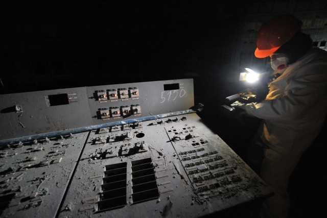 Suasana di ruang kontrol Chernobyl. Foto: AFP/SERGEI SUPINSKY