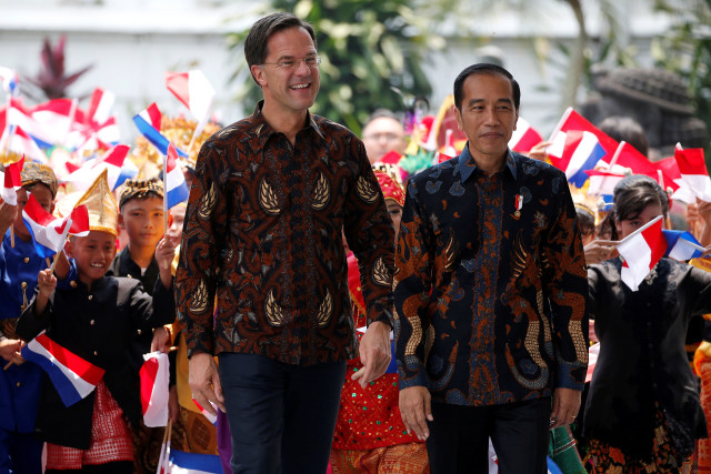 Presiden Indonesia Joko Widodo (kanan) dan Perdana Menteri Belanda Mark Rutte berbincang saat tiba di Istana Presiden di Bogor. Foto: REUTERS/Willy Kurniawan