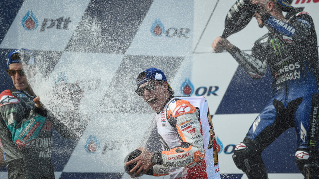 Pesta kemenangan di podium GP Thailand  2019. Foto: Lillian SUWANRUMPHA / AFP