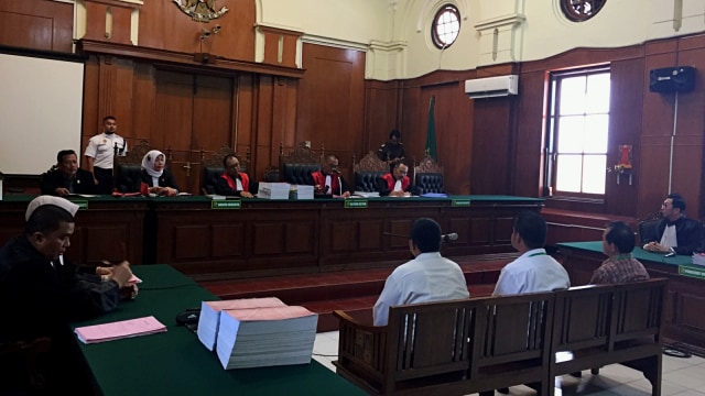 Tiga Tersangka (dari kanan) Ruby Hidayat, Lawi Asmar Handrian dan Aditya Kurniawan Eko Yuwono Jalan Gubeng Amblas Jalani Sidang Dakwaan. Foto: Yuana Fatwalloh/kumparan