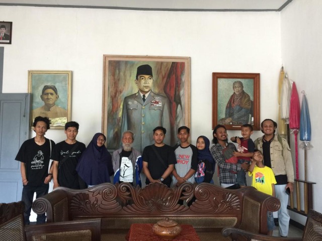 Soesilo Toer beserta rombongan berkunjung ke Istana Gebang Kota Blitar, Minggu (6/10) lalu. Foto: Rino Hayyu Setyo/ tugumalang.id