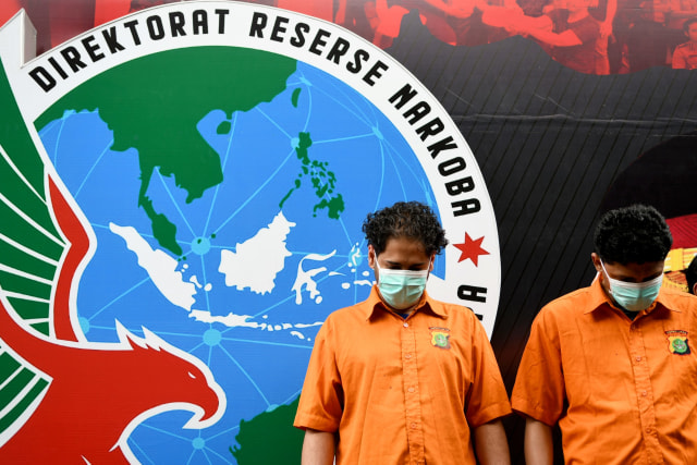 Tersangka yang merupakan menantu Elvy Sukaesih, Muhammad Basurrah suami dari Dhawiya Zaida (kiri) bersama tersangka lainnya saat rilis penyalahgunaan narkoba jenis sabu di Ditresnarkoba Polda Metro Jaya, Jakarta. Foto: ANTARA FOTO/M Risyal Hidayat