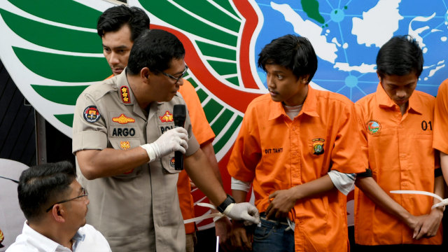 Kabid Humas Polda Metro Jaya Argo Yuwono (kedua kiri) bertanya kepada tersangka saat rilis penyalahgunaan narkoba jenis sabu di Ditresnarkoba Polda Metro Jaya, Jakarta. Foto: ANTARA FOTO/M Risyal Hidayat