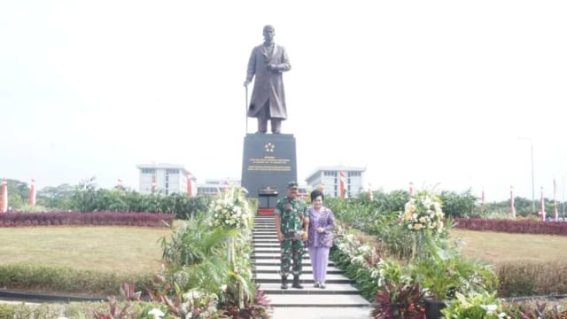 Panglima TNI Marsekal TNI Hadi Tjahjanto(kiri) foto bersama istri saat peresmian Monumen Panglima Besar Sudirman di Mabes TNI Cilangkap, Jakarta Timur.  Foto: Dok. Punpen TNI 