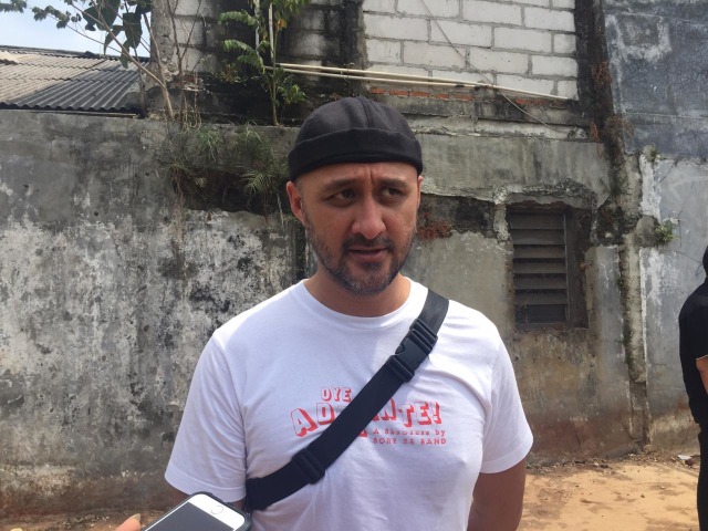 Aqi 'Alexa' saat menghadiri pemakaman sahabatnya, Dendy Mulya Pasha atau yang akab disapa Dendy 'Mike's' di TPU Tanah Kusir, Jakarta, Senin (7/10). Foto: Alfadillah/kumparan