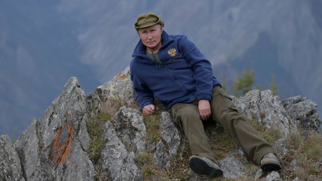 Presiden Rusia Vladimir Putin berfose saat liburan di Taiga Siberia, Rusia. Foto: Sputnik / Alexei Druzhinin / Kremlin via Reuters