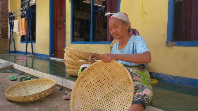 Masyarakat di Desa Rajawangi, Kecamatan Leuwimunding, Kabupaten Majalengka, Jawa Barat dikenal sebagai pengrajin anyaman berbahan baku rotan. Hampir sebagian besar, warganya berprofesi sebagai penganyam rotan. (Haidar)