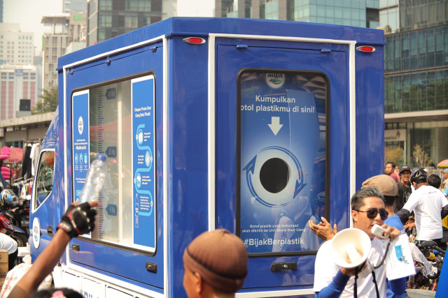 com-Danone-AQUA meluncurkan Truk #BijakBerplastik di Car Free Day, Minggu (22/9). Foto: Dok. Danone-AQUA