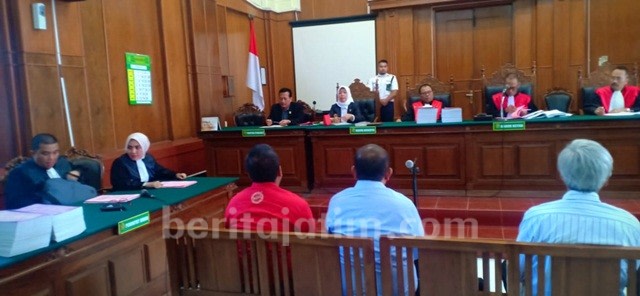 Enam Terdakwa Kasus Amblesnya Jalan Raya Gubeng Mulai Disidang