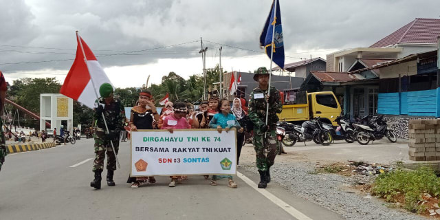 Satgas Pamtas Yonmek 643/Wanara Sakti menggelar karnaval kirab perjuangan dan sepeda hias di Entikong, Sanggau, Kalbar. Foto: Dok Satgas Pamtas Yonmek 643/Wanara Sakti