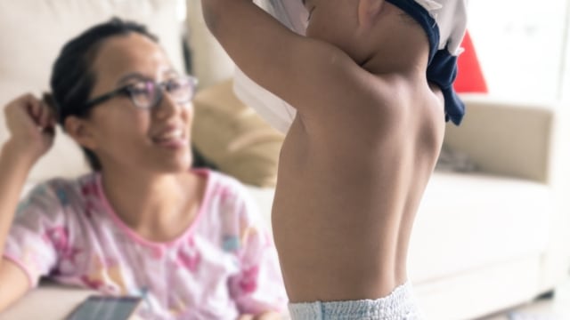 Ilustrasi balita lepas baju. (Shutterstock)