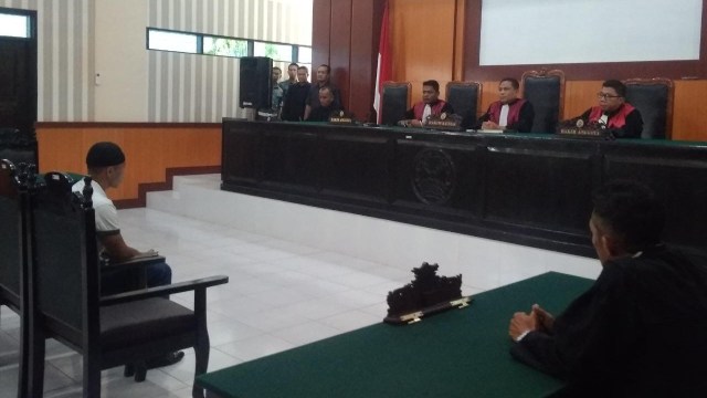 Adrianus Pattian, alias Ahmad Pattian, mantan anggota TNI menjalani sidang putusan di PN Kendari, Senin (7/10). Foto: Lukman Budianto/kendarinesia.