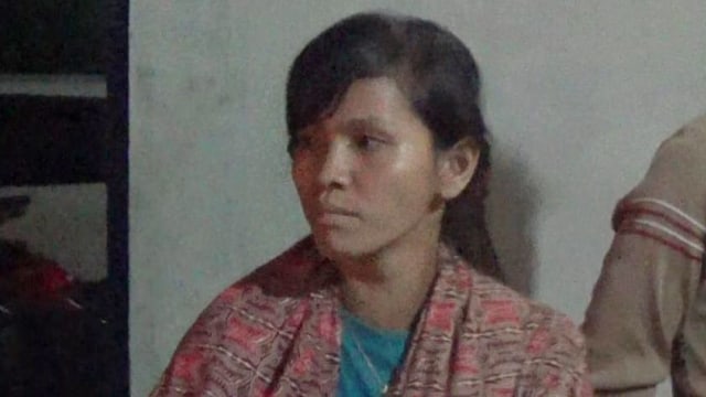 Resmi Baringbing saat menunggu proses autopsi jenazah suaminya di RS Bhayangkara. Foto: Rahmat Utomo/kumparan 