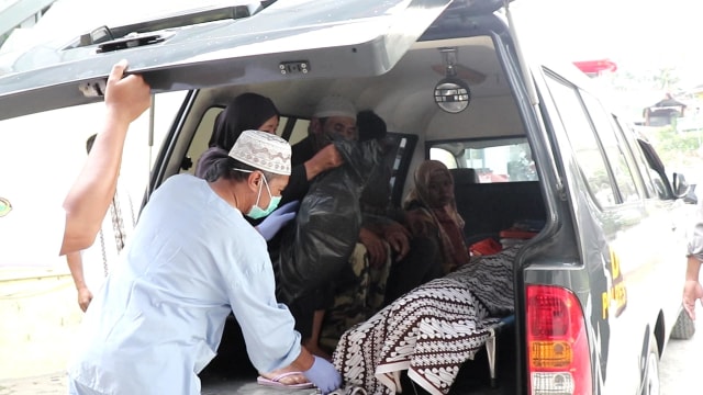 Petugas membawa jenazah HAN (12), siswa SD yang nekat mengakhiri hidupnya sendiri, setelah diautopsi di RSUD Temanggung, Senin (7/10/2019). Foro: ari.