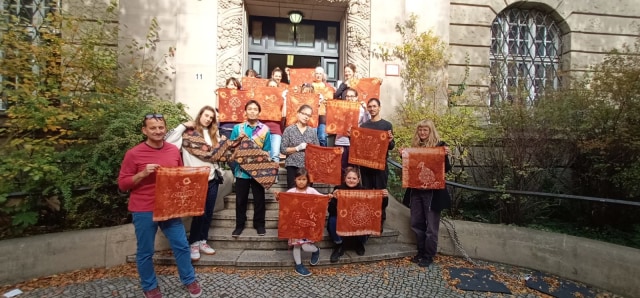 Para peserta workshop batik memamerkan karyanya di Rumah Budaya Indonesia Berlin (6/10/19) 