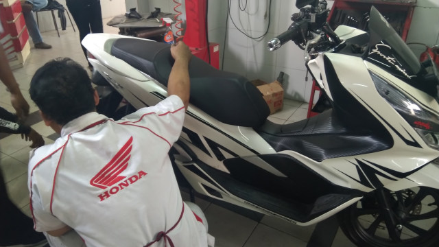 Service motor matic di Adam Motor, Tanjung Barat, Jakarta Selatan. Foto:  Ainul Qalbi/kumparan 