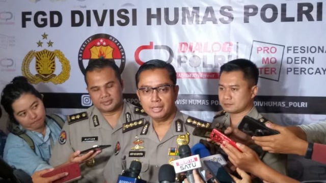 Kabag Penum Mabes Polri, Kombes Asep Adisaputra (kedua kanan). Foto: Fadjar Hadi/kumparan
