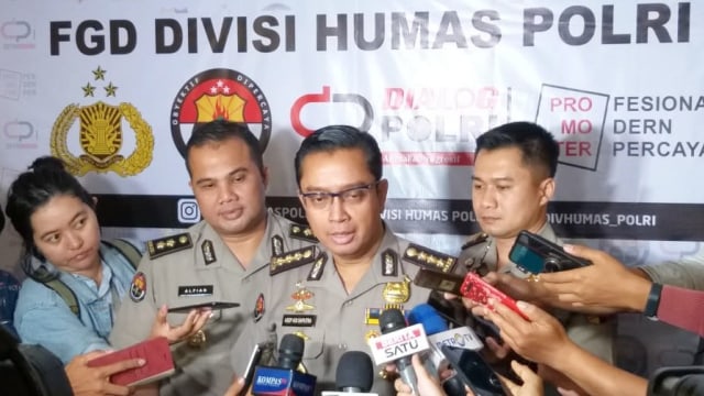 Kabag Penum Mabes Polri, Kombes Asep Adisaputra (kedua kanan). Foto: Fadjar Hadi/kumparan