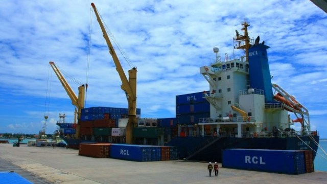 Aktifitas di Pelabuhan Kota Gorontalo. Selasa, (08/10). Foto : Dok Banthayo.id