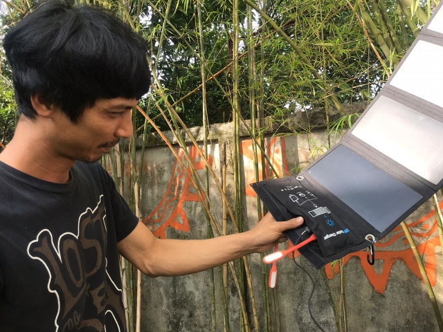 Ferdy menunjukkan panel penangkap energi surya. Foto: Teri/Hi!Pontianak