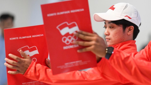 Karateka putri Indonesia Nawar Kautsar Mastura membacakan janji atlet saat upacara pengukuhan dan pelepasan kontingen World Beach Games 1 2019 di Kemenpora.  Foto: ANTARA FOTO/Hafidz Mubarak A