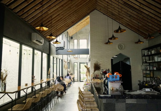 Suasana di kafe  Hakuna Matata Foto: Safira Maharani/ kumparan