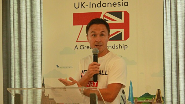 Legenda Chelsea sekaligus pembina program Garuda Select, Dennis Wise, menghadiri acara pelepasan Garuda Select edisi kedua di Kantor Kedubes Inggris. Foto: Angga Putra/kumparan