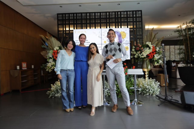 ERHA memperkenalkan terapi Microneedle bersama influencer Rachel Goddard. Foto: dok. ERHA
