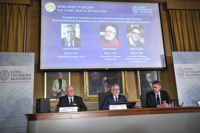 Pengumuman pemenang hadiah nobel fisika 2019. Foto: (Claudio Bresciani / TT via AP)