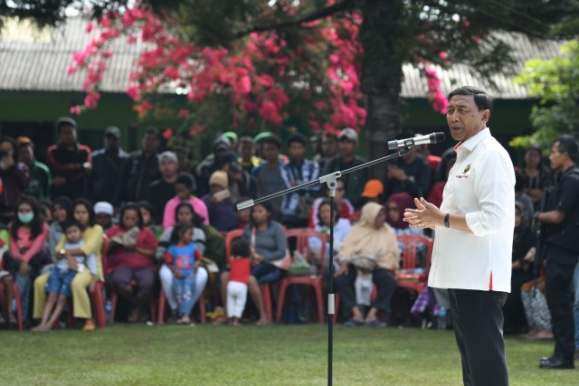 Menko Polhukam Wiranto menyampaikan arahan kepada pengungsi di Posko pengungsian di Makodim 1702/Jayawijaya, Wamena, Papua, Selasa (8/10/2019). Foto: ANTARA FOTO/M Risyal Hidayat