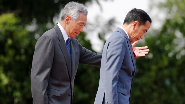 Presiden Joko Widodo (kanan) berjalan bersama PM Singapura Lee Hsien Loong, di Istana, di Singapura, Selasa (08/10).  Foto: ANTARA FOTO/REUTERS/Feline Lim