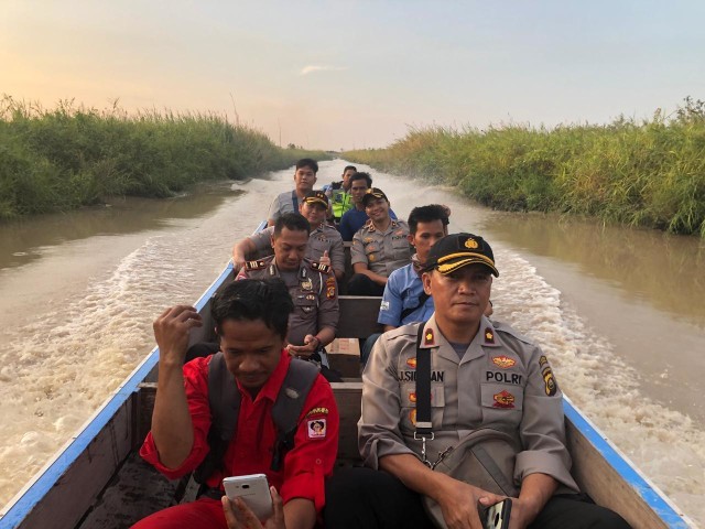 Kapolres OKI, AKBP Donni Eka Syaputtra bersama jajaran Polres OKI saat meninjau lokasi yang diduga menjadi tempat perburuan harta karun Sriwijaya (foto: Dok. Kapolres OKI, AKBP Donni Eka Syaputra)