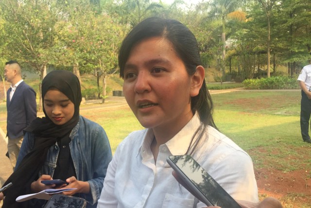 Sekjen PSSI, Ratu Tisha, usai menghadiri pelepasan para pemain Garuda Select II di kantor Kedubes Inggris. Foto: Angga Putra/kumparan