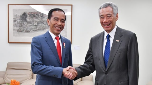 Presiden Joko Widodo (kiri) berjabat tangan PM Singapura Lee Hsien Loong di Istana, Singapura, Selasa (08/10). Foto: Dok. Laily Rachev - Biro Pers Sekretariat Presiden