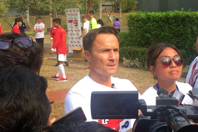 Dennis Wise, usai menghadiri pelepasan para pemain Garuda Select II di kantor Kedubes Inggris. Foto: Angga Putra/kumparan