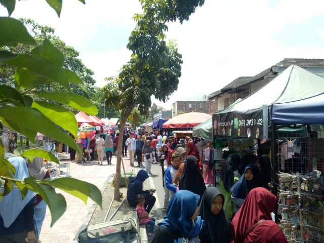Suasana Pasar Sunday Morning | Photo by Erromy via Karja