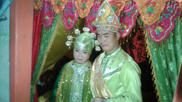 Wang Nan, rela mengganti nama menjadi Muhamad Jumadil, saat menyunting gadis Desa Ririn Kumba. Foto : Dok Banthayo.id