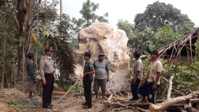 Anggota kepolisian dan TNI bersama warga melihat batu raksasa yang menimpa rumah warga di Purwakarta. Foto: Dok. Polres Purwakarta