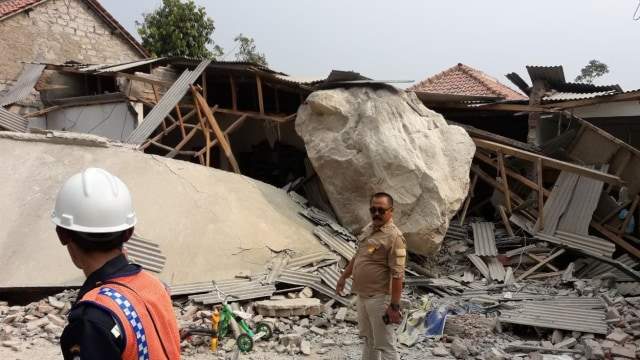 Anggota kepolisian dan TNI bersama warga melihat batu raksasa yang menimpa rumah warga di Purwakarta. Foto: Dok. Polres Purwakarta