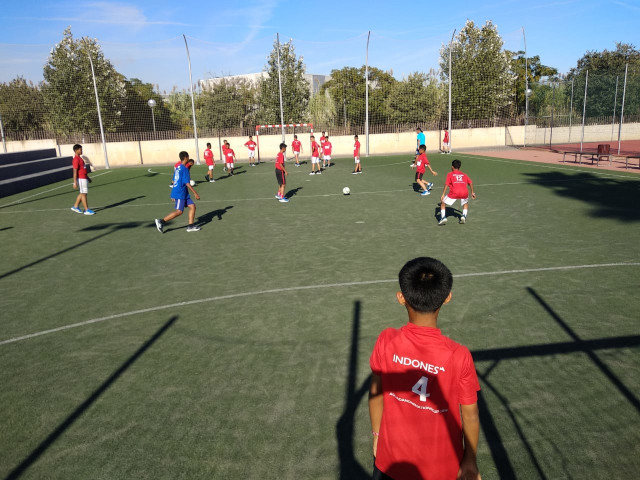 Anak-anak anggota tim Danone Nations Cup Indonesia berlatih di Salou, Catalunya. Foto: Danone Nations Cup