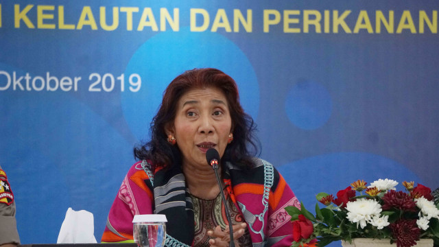 Menteri Kelautan dan Perikanan Susi Pudjiastuti menyampaikan konferensi pers sekaligus menyerahkan Penghargaan Penegakan Hukum Bidang Kelautan dan Perikanan di Gedung Mina Bahari, Jakarta, Rabu, (9/10/2019). Foto: Irfan Adi Saputra/kumparan
