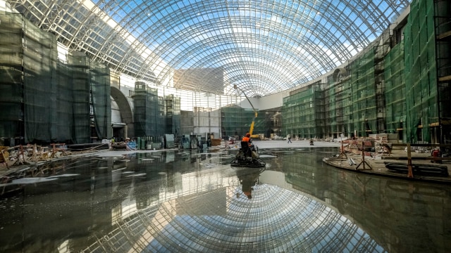 Pekerja beraktivitas di proyek Taman Hiburan Island of Dreams di Moskow, Rusia. Foto: AFP/YURI KADOBNOV