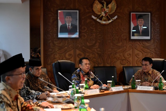 Ketua Majelis Permusyawaratan Rakyat (MPR) Bambang Soesatyo (kedua kiri) memimpin rapat perdana pimpinpan MPR periode 2019-2024 di Gedung Nusantara III, Kompleks Parlemen Senayan, Jakarta. Foto: ANTARA FOTO/Puspa Perwitasari