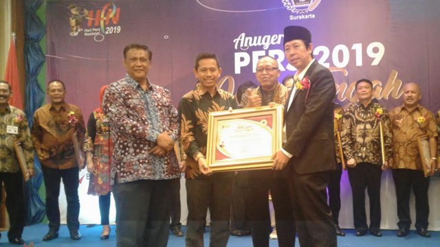 Hendry Indraguna menerima 2 penghargaan dari PWI beberapa waktu lalu. (Agung Santoso)