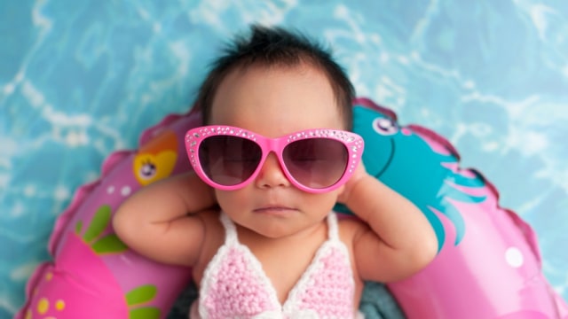 kacamata hitam untuk bayi bukan sekadar aksesoris Foto: Shutterstock