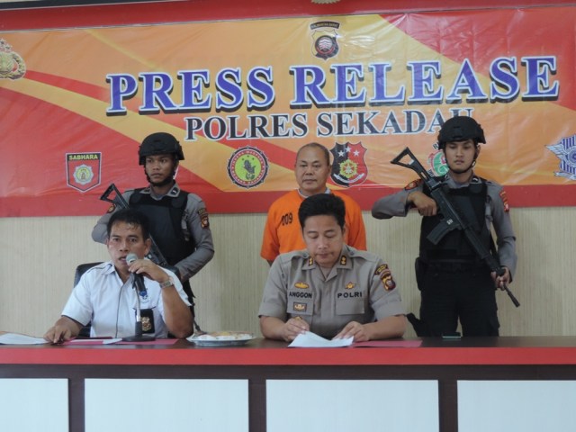 Kasat Reskrim Polres Sekadau, IPTU M Ginting memaparkan kasus 'Mayat Kerangka' di Aula Mapolres Sekadau, Rabu (9/10). Foto: Dina Mariana/Hi!Pontianak