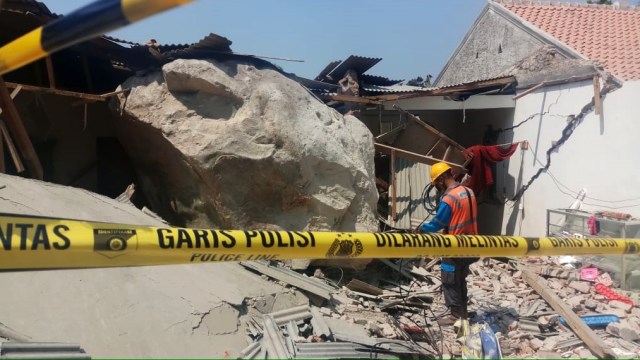 Rumah warga hancur terdampak menggelindingnya batu raksasa di permukiman, di Purwakarta. Foto: Dok. Istimewa