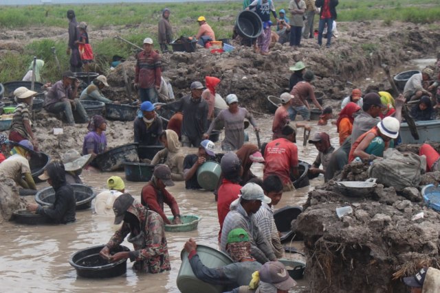 Sejumlah masyarakat yang melakukan pencarian harta karun di Desa Pelimbangan, OKI, Sumatera Selatan. (foto: istimewa)