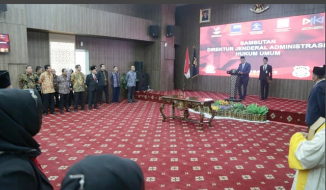 Dirjen Admnistrasi Hukum Umum  Cahyo Rahadian Muzhar melantik sebanyak 181 PPNS antar lintas kementerian. (Foto: Kemenkumham)