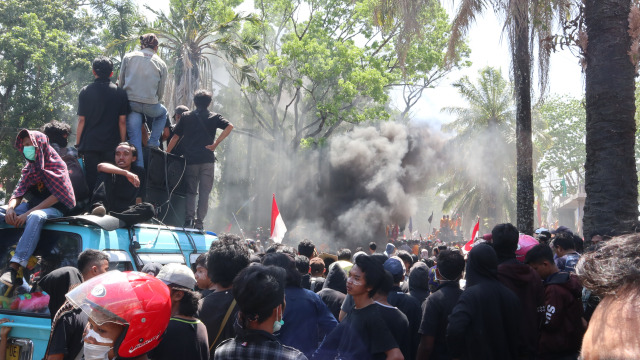 Aksi demonstrasi ribuan mahasiswa se-Kota Kendari pada Kamis (26/9), di depan gedung DPRD Sultra, yang berujung bentrok hingga 2 mahasiswa tewas. Foto: Asdar Zuula/kendarinesia.